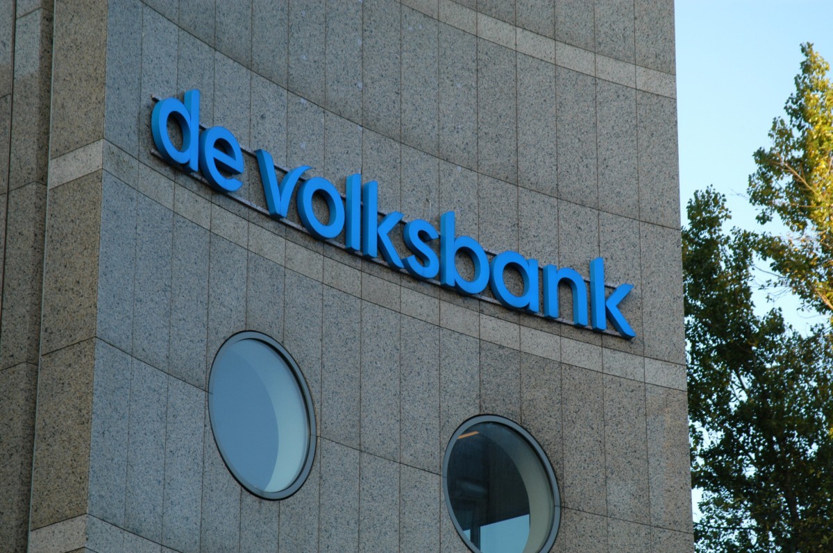 Heinen zet voorbereidingen privatisering Volksbank door