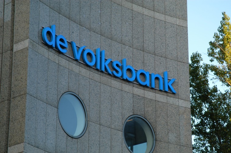 Heinen zet voorbereidingen privatisering Volksbank door