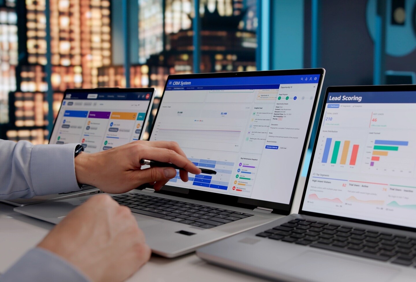 Persoon analyseert cijfers op een laptop in een CRM-systeem. 