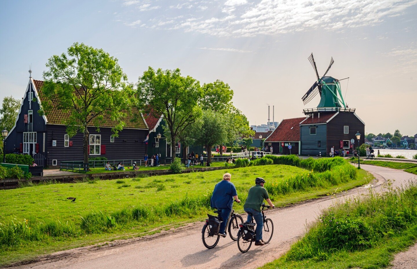 Nederlands landschap met molen. 