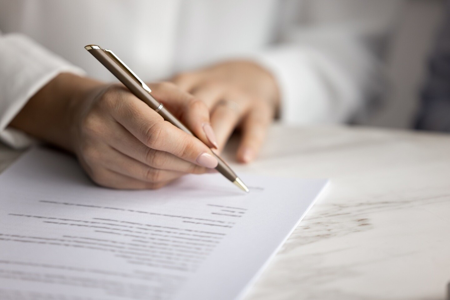 Hand tekent contract. 