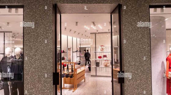 Gucci-moeder start inlijving modehuis Valentino