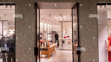 Gucci-moeder start inlijving modehuis Valentino