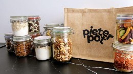 Pieter Pot biedt zichzelf te koop aan bij de klanten