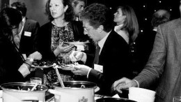 VMW Taxand trakteert op mosselen en maakt verhuizing bekend