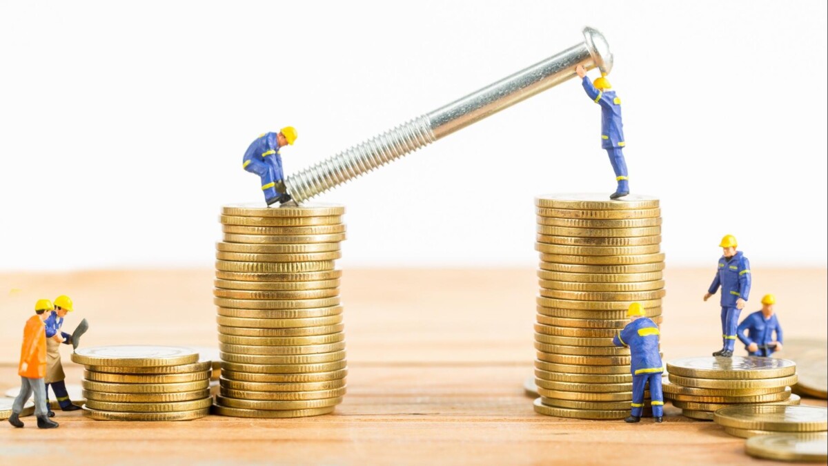 Werkmannen die op stapels munten aan het werk zijn. 