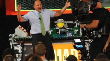 How the media influences the stock market performance of acquiring firms