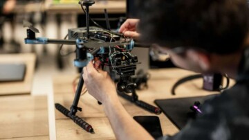 Defensie stapt met 30 miljoen in start-up Intelic voor een gouden aandeel