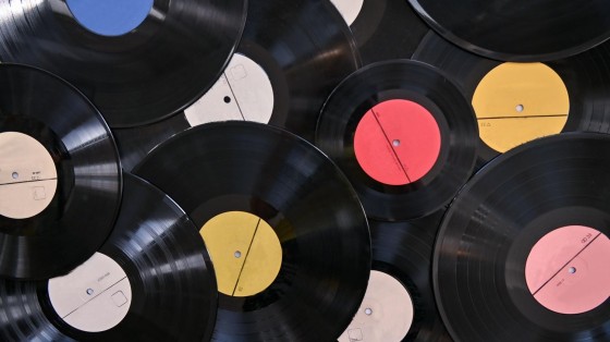 Artone ziet nog muziek in vinyl en doet overname