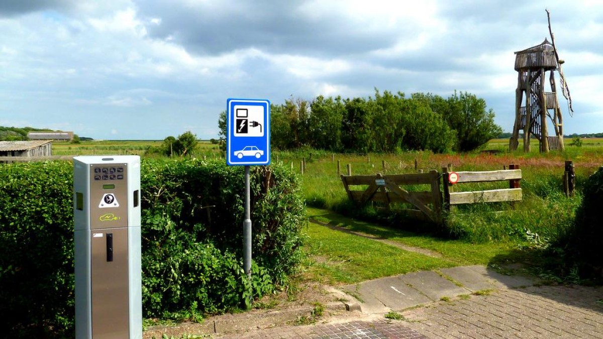 Alliander zet laadpalendochter in de verkoop