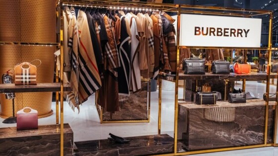 Britse retailopkoper Frasers aast op modehuis Burberry