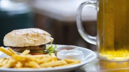 Zorgverzekeraar CZ dumpte friet, kip en pizza