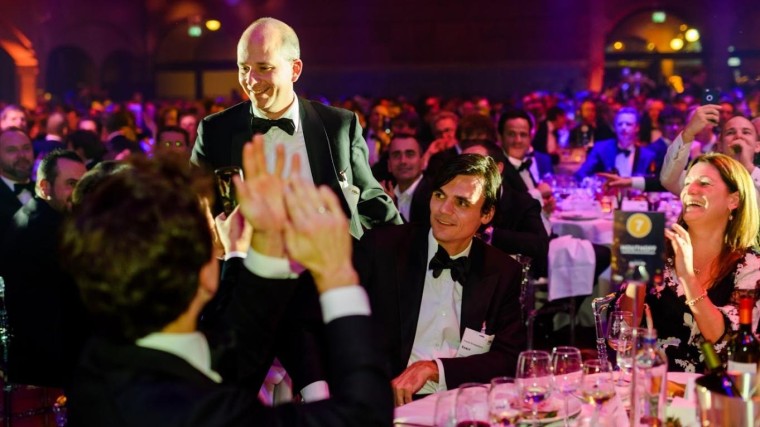 Kersverse partner Bram Caudri sleept award in de wacht