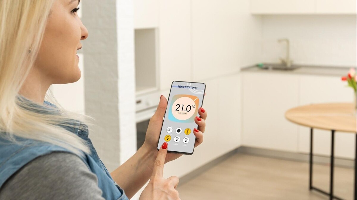Vrouw gebruikt app voor warmte-regulatie huis.