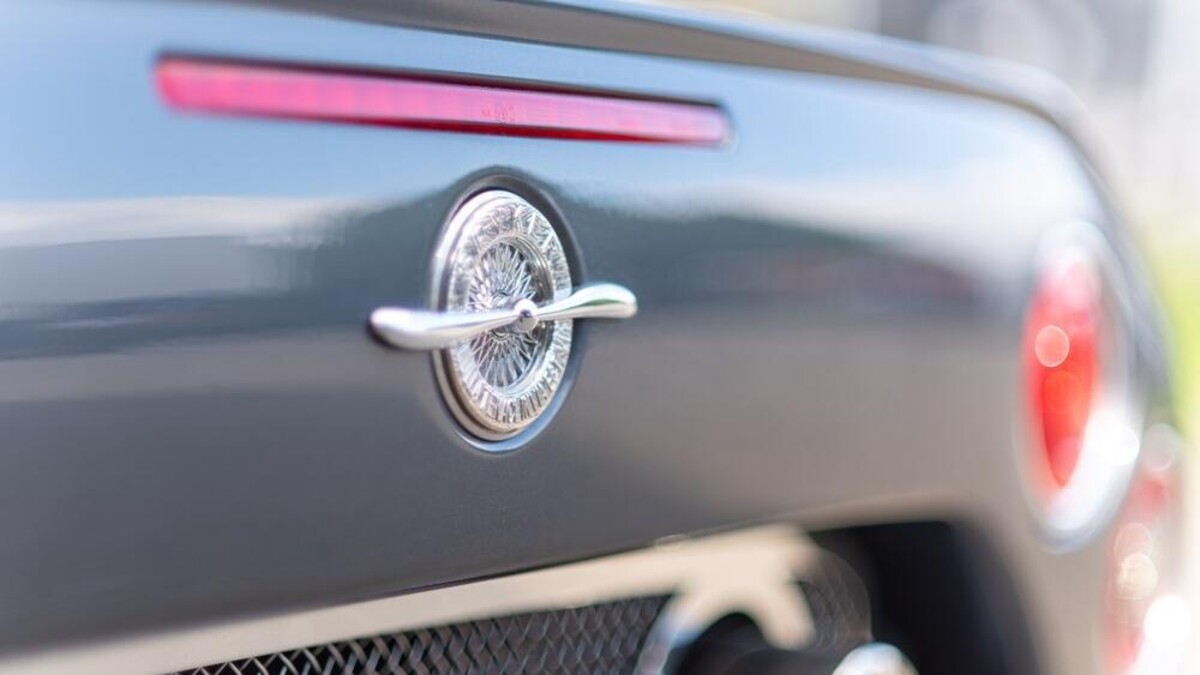 Iconische automerk Spyker herleeft na faillissement.