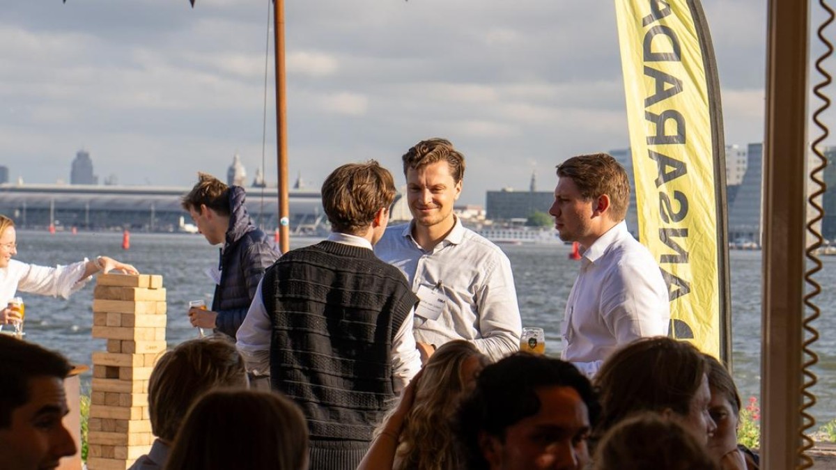 Dopamine, deals & drinks: Young M&A rockt de zomerborrel op Pllek