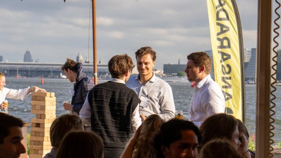 Dopamine, deals & drinks: Young M&A rockt de zomerborrel op Pllek