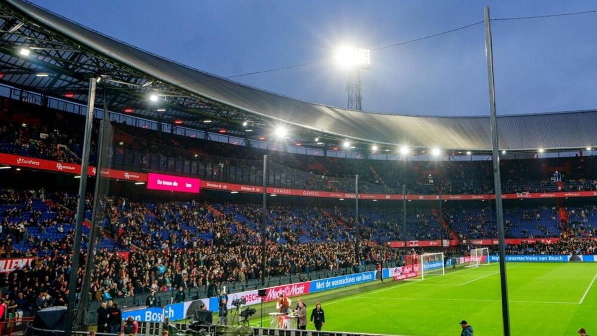 Voetbalclub Feyenoord neemt stadion De Kuip over.