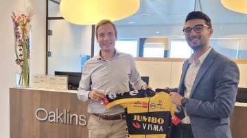 Gesigneerde jerseys uitgereikt aan winnaars loting M&A Criterium