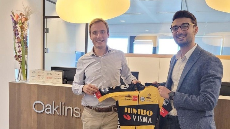 Gesigneerde jerseys uitgereikt aan winnaars loting M&A Criterium