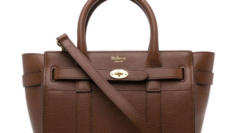 Britse miljardair in gevecht om deal over een handtasje