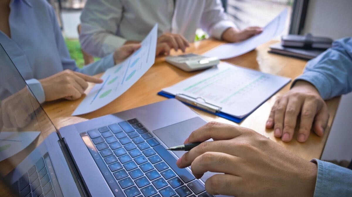 Businessmeeting: overwegen investeringsbesluiten