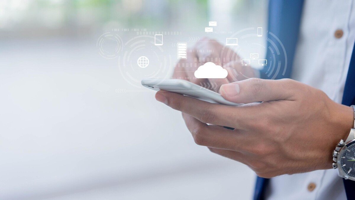 Man op telefoon gebruikt cloud-diensten