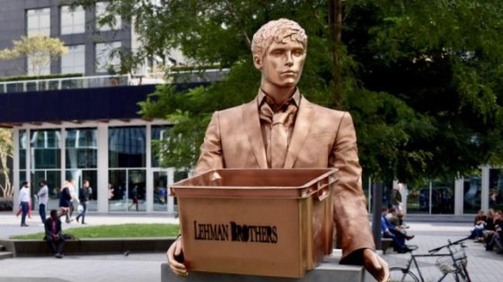 Monument voor omgevallen Lehman Brothers op Zuidas