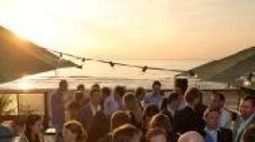 Spionerende Chinese taxichauffeurs en miljoenendeals op zonovergoten M&A at the Beach