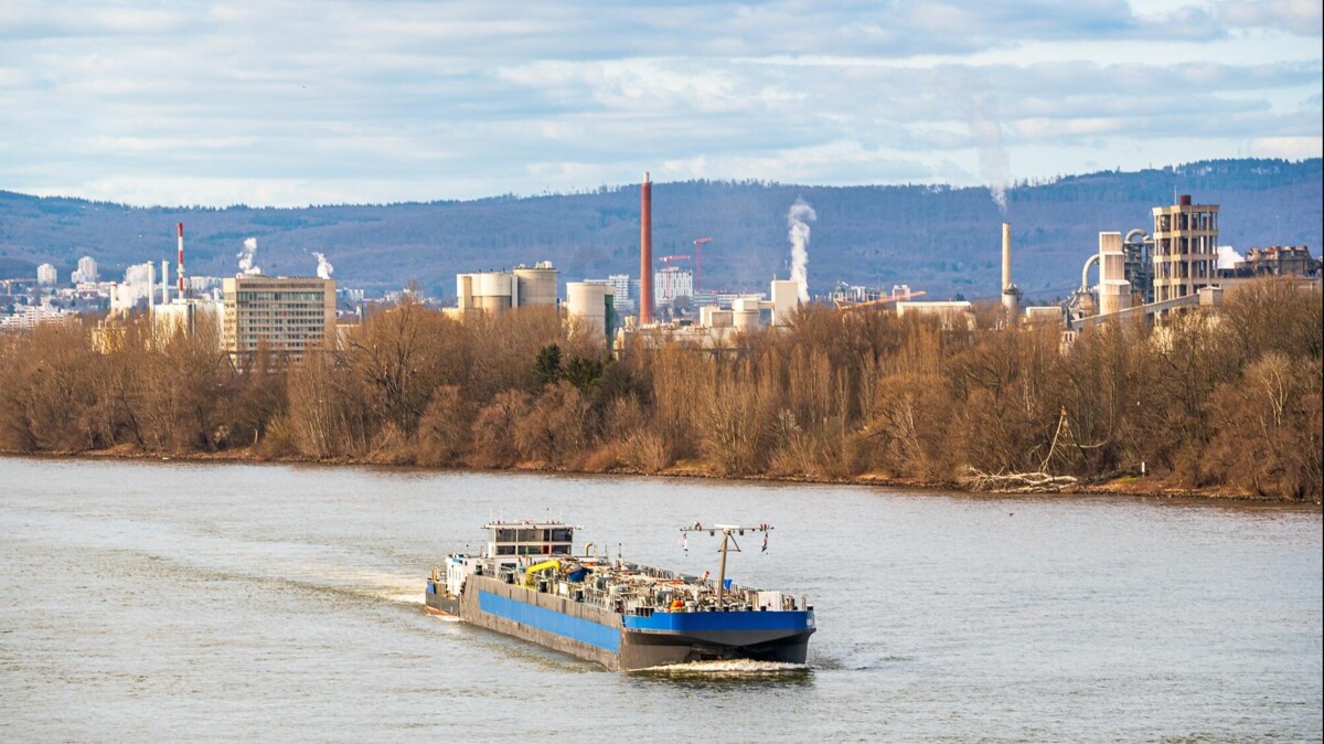 Schip vaart over de Rijn.