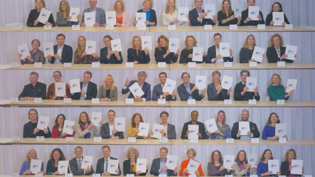 Code-v ondertekent door 44 financiële partijen