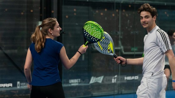 Snoeiharde smashes en een opperbeste sfeer tijdens het Young M&A Padeltoernooi