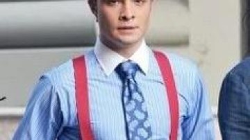 Goed en fout geklede M&A Bankers en M&A Lawyers met rode bretels