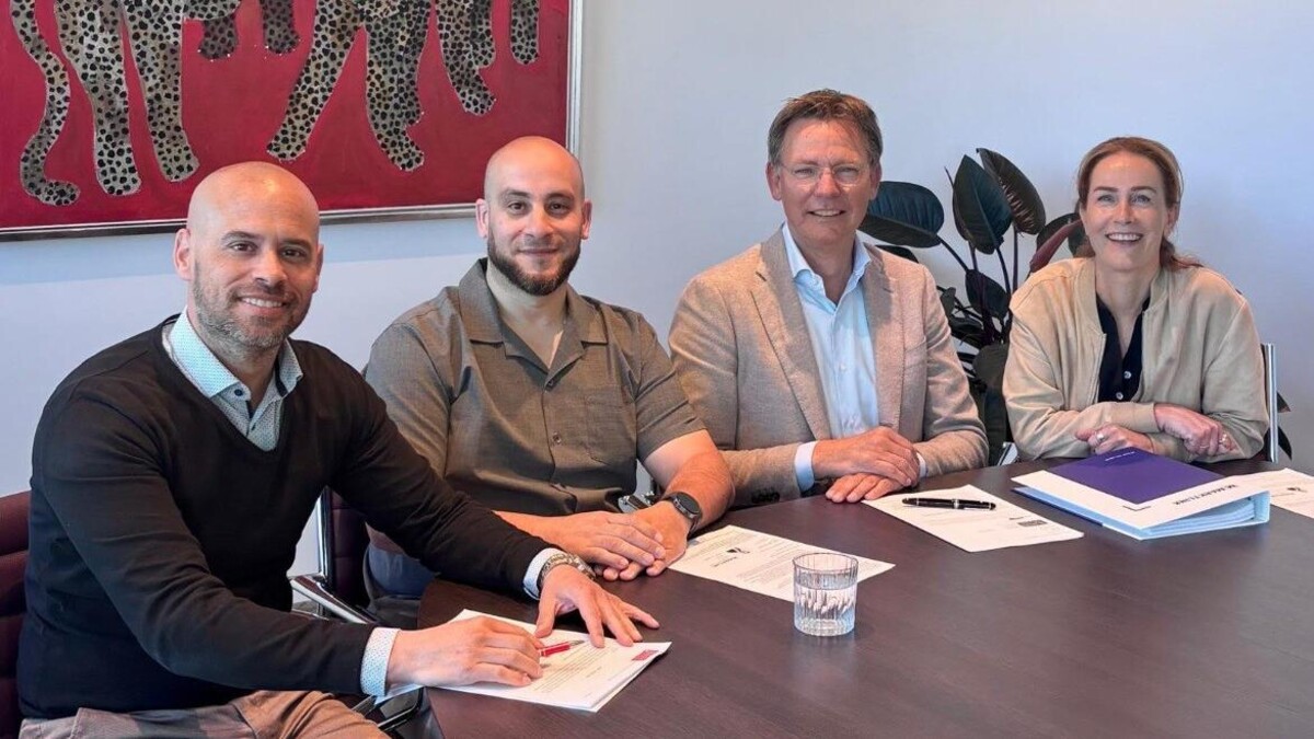 Teams Home of Synergy,Magic Match en Public Match tekenen contract.