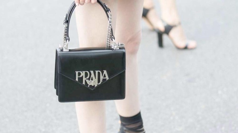 Prada wijst kapers de deur en blijft in de familie