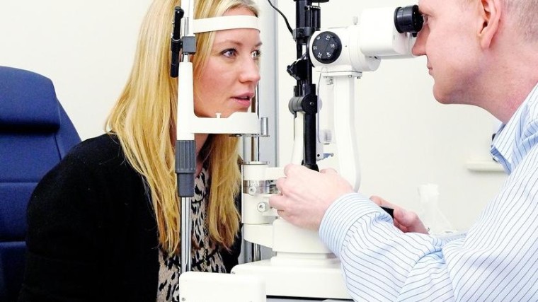 Novartis kijkt het nog even aan met dochterbedrijf Alcon