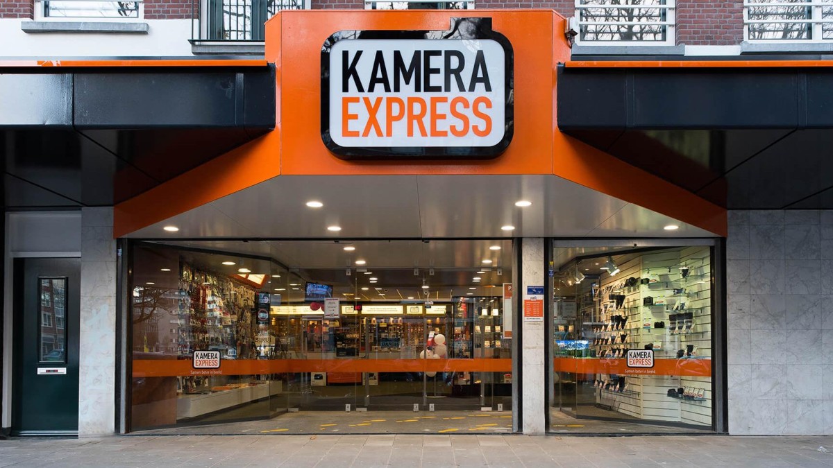 Kamera Express staat te koop maar winkelt lustig door