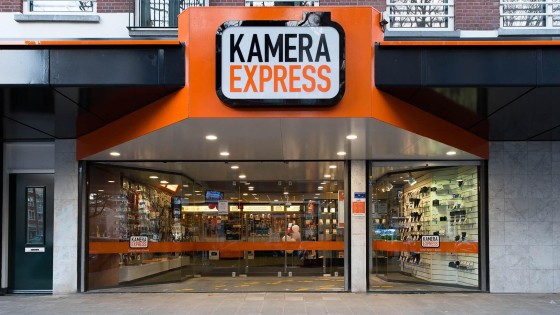 Kamera Express staat te koop maar winkelt lustig door