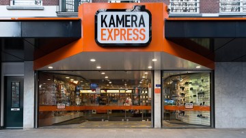 Kamera Express staat te koop maar winkelt lustig door