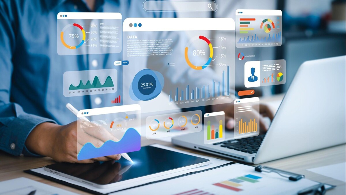 Vermogensbeheerder analyseert data met laptop en iPad. 