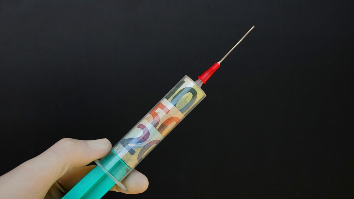 Injectienaald met eurobiljetten erin. 