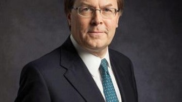 Winfried van den Muijsenbergh naar AKD