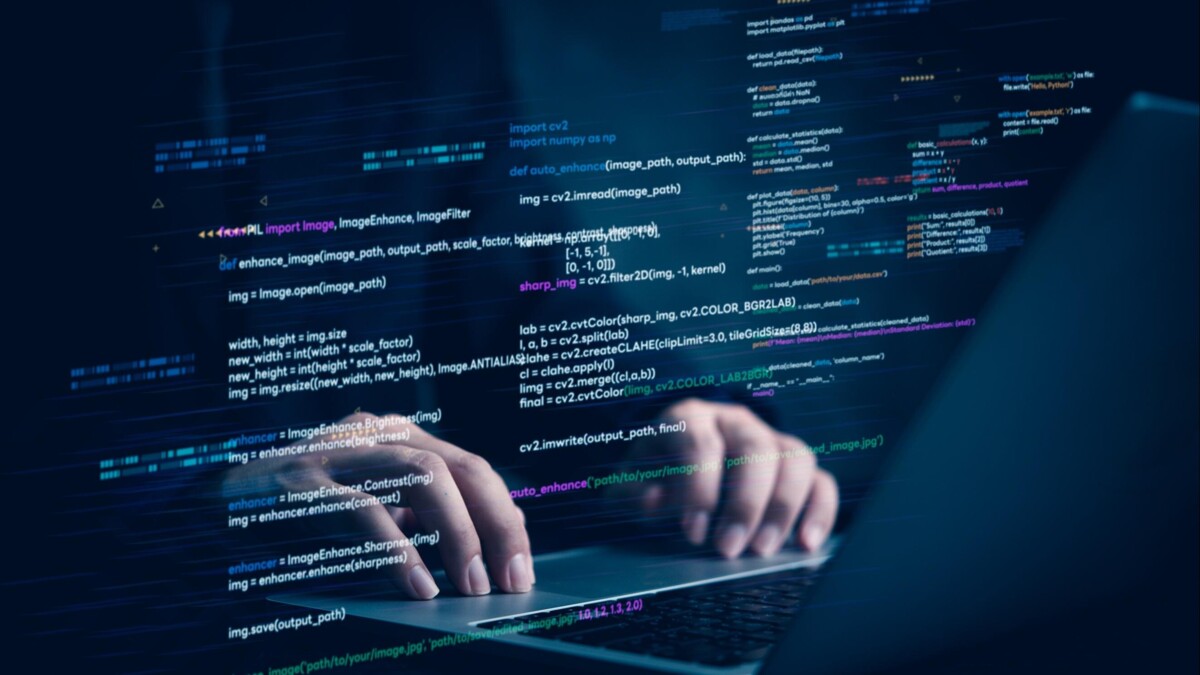 Programmeur programmeert code in software