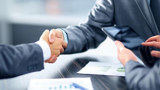 Wereldwijde dealmarkt krimpt, private equity houdt stand