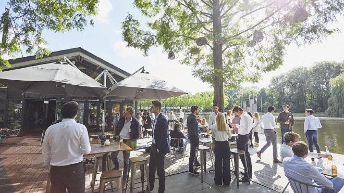 Lachend de zomer in met Young M&A