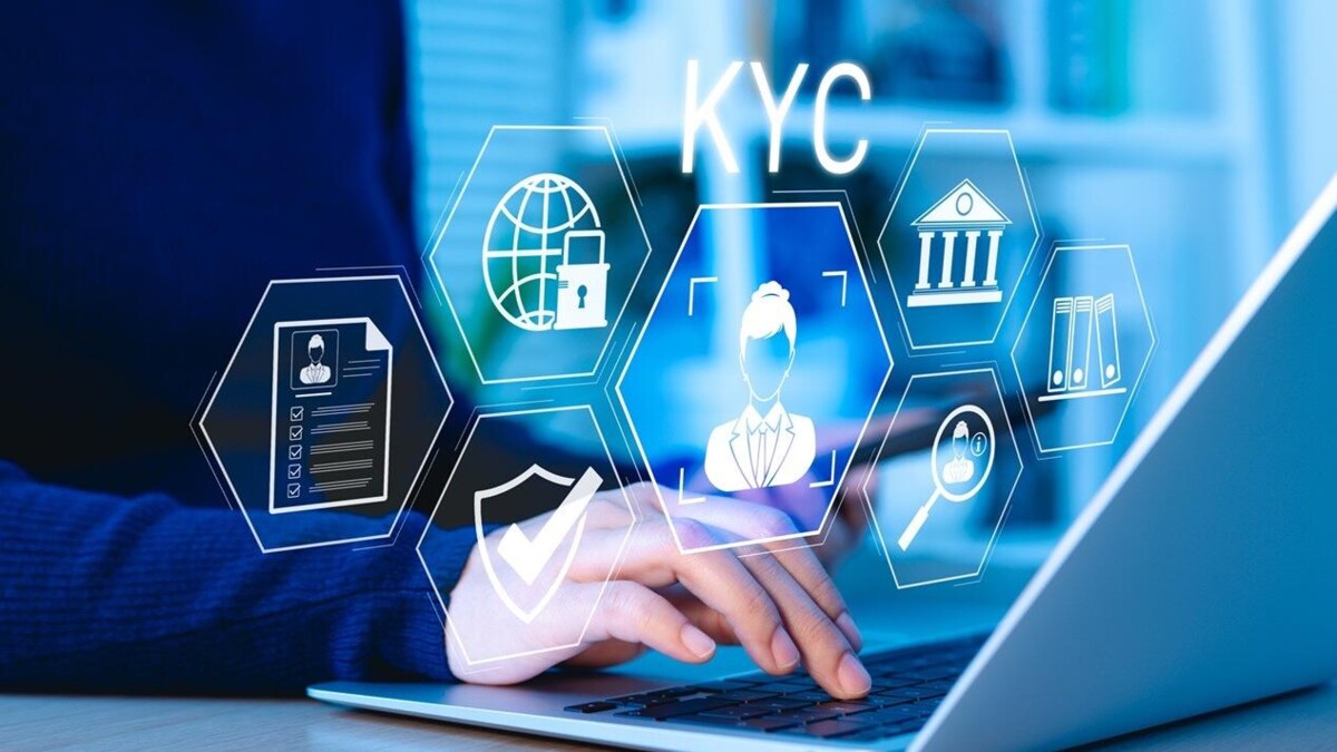 Bankmedewerken aan het werk met Know Your Customer controle