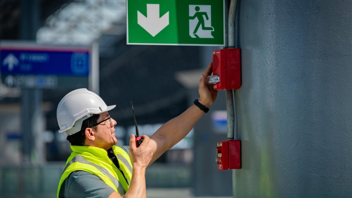 Man installeert brandalarm.