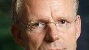 Topman Fokker Hans Büthker stapt over naar moederbedrijf