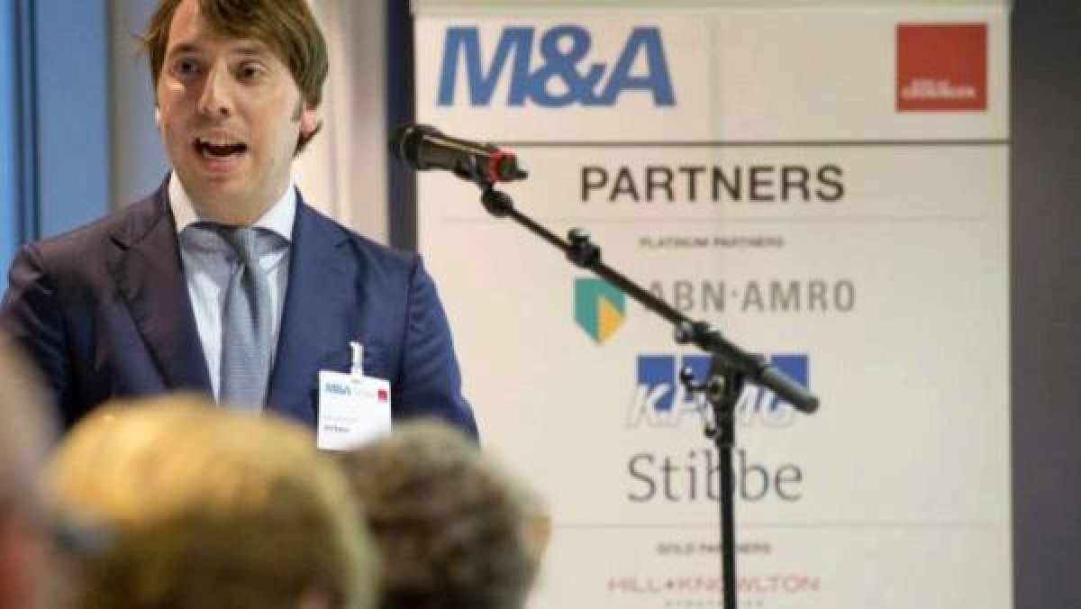 Oplettende gezichten bij de pre-pack party van Stibbe