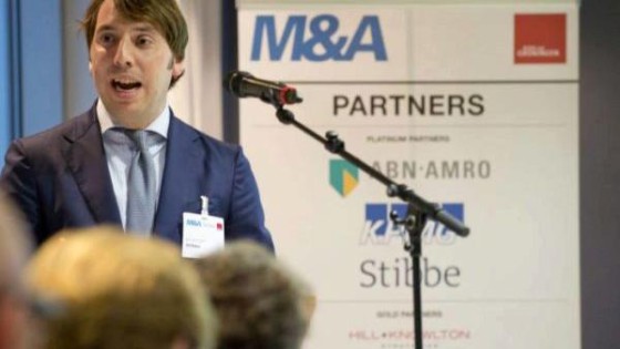 Oplettende gezichten bij de pre-pack party van Stibbe